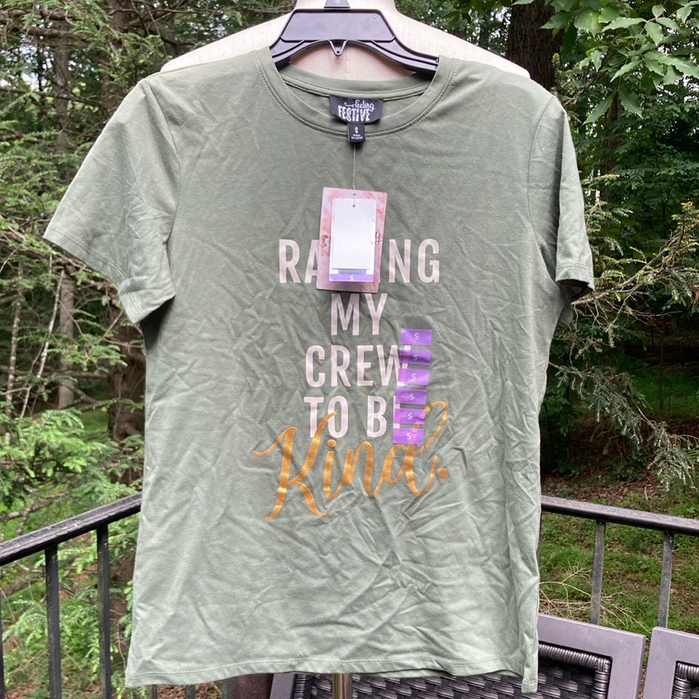 NWT Feeling Festive olivetop 'Raising my crew to be kind' sz. S